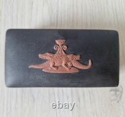 Boîte à bijoux en terracotta égyptienne avec crocodiles en jaspe noir Wedgwood rare