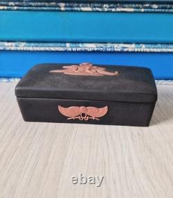 Boîte à bijoux en terracotta égyptienne avec crocodiles en jaspe noir Wedgwood rare