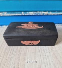 Boîte à bijoux en terracotta égyptienne avec crocodiles en jaspe noir Wedgwood rare