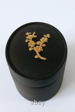 Boîte à bijoux ovale noire en jaspe Wedgwood avec fleurs de prunus dorées