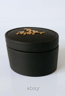 Boîte à bijoux ovale noire en jaspe Wedgwood avec fleurs de prunus dorées