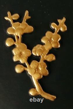 Boîte à bijoux ovale noire en jaspe Wedgwood avec fleurs de prunus dorées