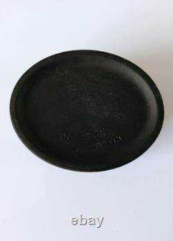 Boîte à bijoux ovale noire en jaspe Wedgwood avec fleurs de prunus dorées