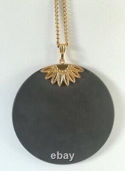 Boîte à bijoux pendentif et chaîne en jaspe basaltique noir de Wedgwood avec motif de Méduse dans son coffret