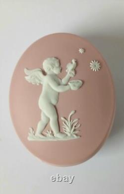 Boîte à bijoux rose en jaspe Wedgwood avec chérubin