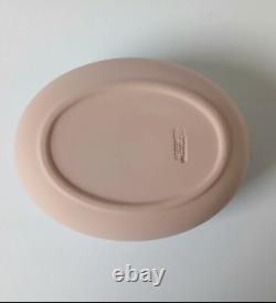 Boîte à bijoux rose en jaspe Wedgwood avec chérubin