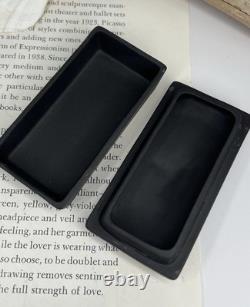 Boîte à bijoux vintage Wedgwood en basalte noir avec motif égyptien doré en très bon état