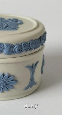 Boîte à pilules Wedgwood Jasperware bleue sur blanche Trois Grâces