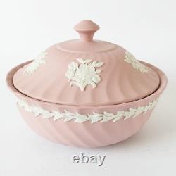 Boîte à poudre / boîte à bijoux cannelée Wedgwood en jaspe rose avec motif floral Jasperware