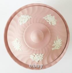 Boîte à poudre / boîte à bijoux cannelée Wedgwood en jaspe rose avec motif floral Jasperware