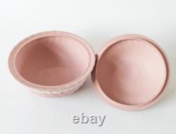 Boîte à poudre / boîte à bijoux cannelée Wedgwood en jaspe rose avec motif floral Jasperware