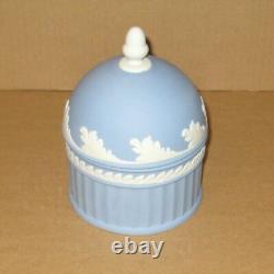 Boîte couverte en jaspe bleu Wedgwood avec motif d'acanthe et de gland
