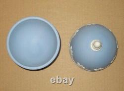 Boîte couverte en jaspe bleu Wedgwood avec motif d'acanthe et de gland