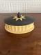 Bo&icirc;te Ovale &agrave; Colonnes De La Collection Biblioth&egrave;que Wedgwood Jasperware Noire Et Jaune Canne