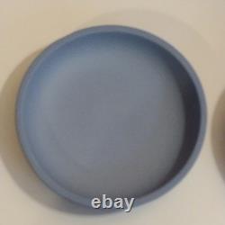 Boîte ronde à bijoux Wedgwood en jasperware bleu à décor de fleurs de prunus, fabriquée en Angleterre