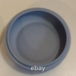 Boîte ronde à bijoux Wedgwood en jasperware bleu à décor de fleurs de prunus, fabriquée en Angleterre