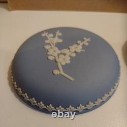 Boîte ronde à bijoux Wedgwood en jasperware bleu à décor de fleurs de prunus, fabriquée en Angleterre