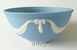 Bol Wedgwood Jasperware bleu avec guirlande