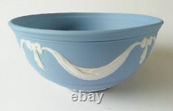 Bol Wedgwood Jasperware bleu avec guirlande