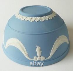 Bol Wedgwood Jasperware bleu avec guirlande