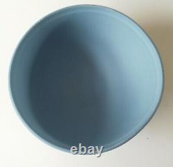 Bol Wedgwood Jasperware bleu avec guirlande