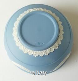 Bol Wedgwood Jasperware bleu avec guirlande