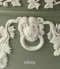 Bol en jaspe vert Wedgwood avec tête de lion et guirlande