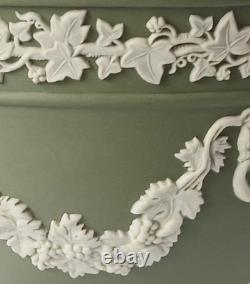 Bol en jaspe vert Wedgwood avec tête de lion et guirlande