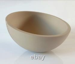 Bol hémisphérique à pois en jaspe Wedgwood de couleur taupe clair Kelly Hoppen 14 cm, emballé.