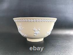 Bol sur pied en jaspe jaune Wedgwood motif Primevère en excellent état