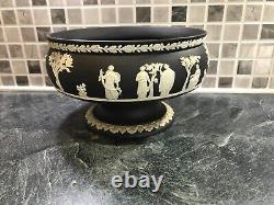 Bol sur piédestal vintage en porcelaine Wedgwood Jasper Ware blanc sur noir