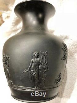 C. 1866 Vase Trophy Jasperware 6 En Basalte Noir Wedgwood Noir Et Menthe