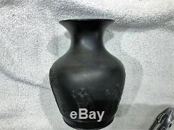 C. 1866 Vase Trophy Jasperware 6 En Basalte Noir Wedgwood Noir Et Menthe