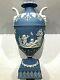 C. 1867 Wedgwood Jasperware Vase Bleu / Urne 627 Chérubins Jouer Rare 6.5 V Code