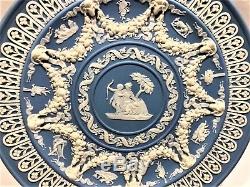 C. 1870 Assiette De Trophée Jasperware Bleu Wedgwood Venus Cachant Des Flèches De Cupids