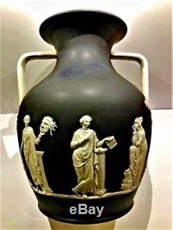 C. 1877 Vase En Forme De Portland Jasperware 10-1 / 2, Trempé Dans Le Noir, Code Csf