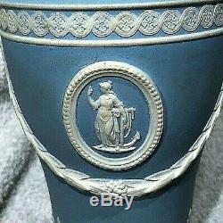 C. 1878 Wedgwood Jasperware Bleu Urn Withram Tête De L'amour Sportive De L'espoir Et Ancre