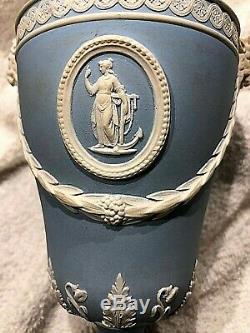 C. 1878 Wedgwood Jasperware Bleu Urn Withram Tête De L'amour Sportive De L'espoir Et Ancre