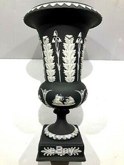 C. 1883 Wedgwood Basalt Black Jasperware 7.5 Vase Sur Pied Acanthe Menthe Rare