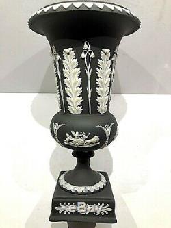 C. 1883 Wedgwood Basalt Black Jasperware 7.5 Vase Sur Pied Acanthe Menthe Rare