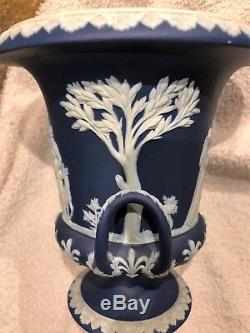 C. 1891 Grand État À La Menthe De Wedgwood Portland Bleu Jasperware Urne À La Menthe