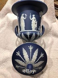 C. 1891 Grand Wedgwood Portland Bleu Jasperware Campana Urne Etat Neuf