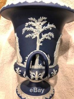 C. 1891 Grand Wedgwood Portland Bleu Jasperware Campana Urne Etat Neuf