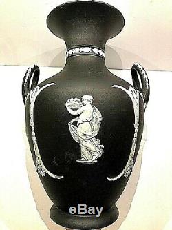 C. 1891 Wedgwood Noir Dip Jasperware 10.5 Trophée Forme Vase Monnaie Superbe