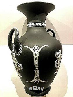 C. 1891 Wedgwood Noir Dip Jasperware 10.5 Trophée Forme Vase Monnaie Superbe