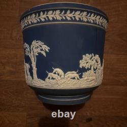 Cache-pot Wedgwood Jasperware bleu et blanc avec relief de cerf et de chien