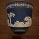 Cache-pot Wedgwood Jasperware Bleu Et Blanc Avec Relief De Cerf Et De Chien