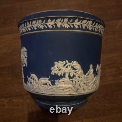 Cache-pot Wedgwood Jasperware bleu et blanc avec relief de cerf et de chien