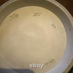 Cache-pot Wedgwood Jasperware bleu et blanc avec relief de cerf et de chien