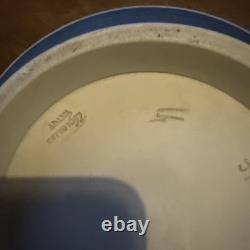 Cache-pot Wedgwood Jasperware bleu et blanc avec relief de cerf et de chien